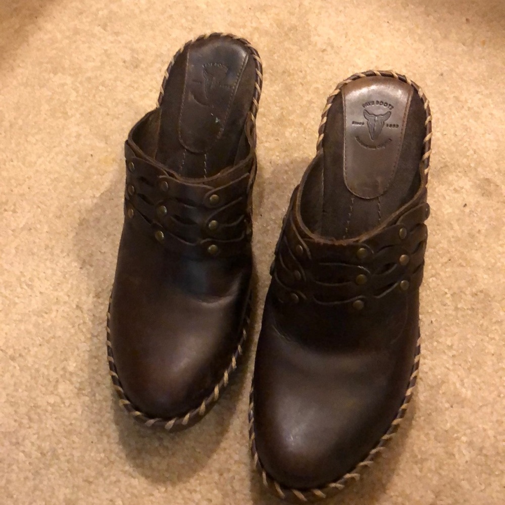 Leather clogs